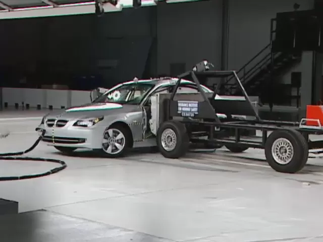 Crash Test 2008 BMW 5