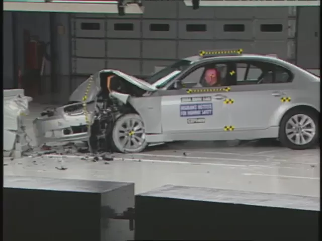 Crash Test 2004 BMW 5 series