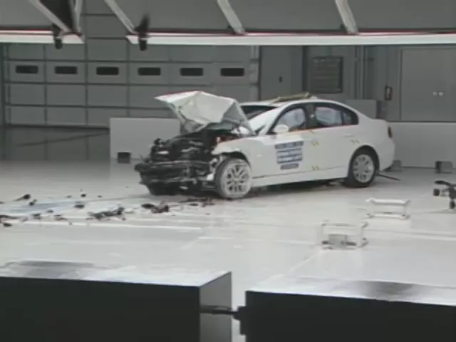 Crash Test 2006 BMW 3 series